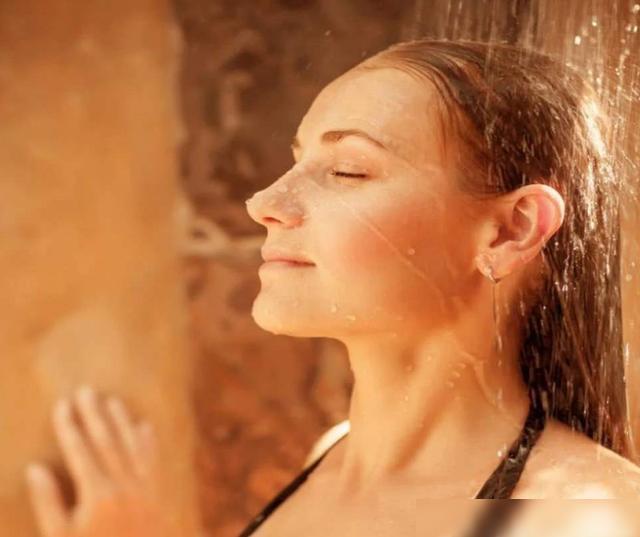 美国人 洗澡 晚上_晚上偷偷看妈妈洗澡_晚上做梦梦到给狗洗澡