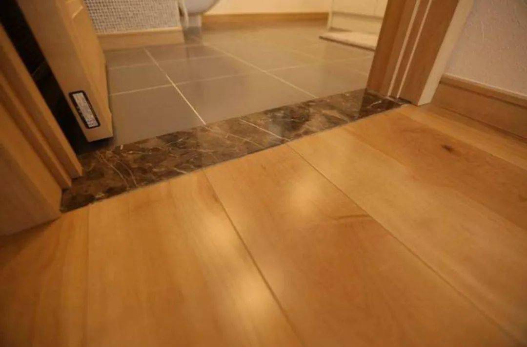 木地板和瓷砖接缝处打什么胶_瓷砖与木地板接缝_瓷砖木地板接缝