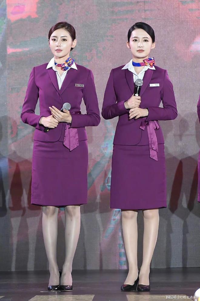 性感空姐美女做爱真人真实图片-空姐：云端飞翔的优雅身影，地面生活的酸甜苦辣